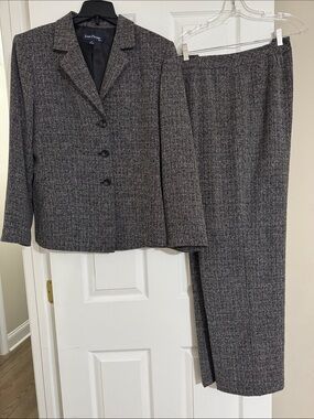 Evan Picone Gray Textured Two-Piece Women's Suit Jacket & Pants